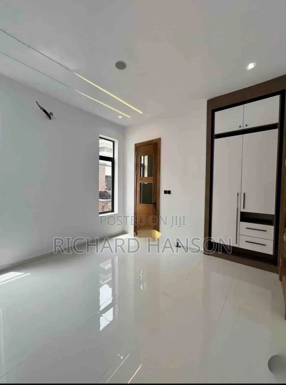 5bdrm Duplex in Ikota for sale