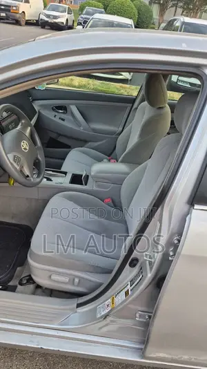 Toyota Camry LE 4dr Sedan (2.5L 4cyl 6A) 2011 Silver