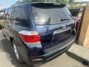 Toyota Highlander SE 2011 Blue
