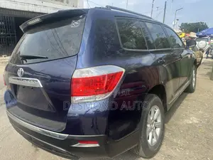 Toyota Highlander SE 2011 Blue
