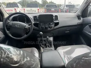 Toyota Hilux SR 4x4 2015 White