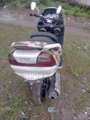 Suzuki Burgman 2019 White