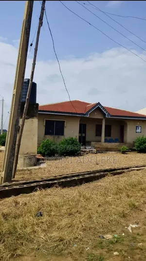 4bdrm Bungalow in Akala Express Road, Oluyole for sale