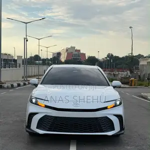 Toyota Camry SE 2025 White