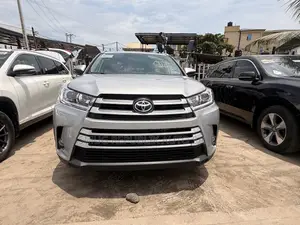 Toyota Highlander XLE 4x2 V6 (3.5L 6cyl 8A) 2018 Silver