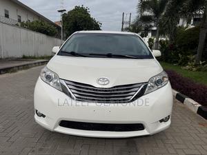 Toyota Sienna XLE Premium 7 Passenger (3.5L 6cyl 8A) 2017 White