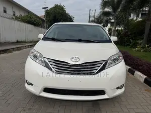 Toyota Sienna XLE Premium 7 Passenger (3.5L 6cyl 8A) 2017 White