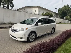 Toyota Sienna XLE Premium 7 Passenger (3.5L 6cyl 8A) 2017 White