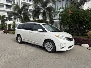 Toyota Sienna XLE Premium 7 Passenger (3.5L 6cyl 8A) 2017 White