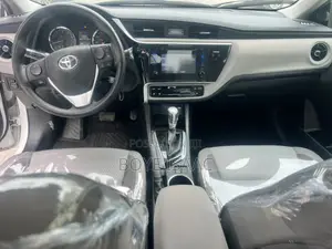 Toyota Corolla LE 4dr Sedan (1.8L 4cyl CVT) 2017 White