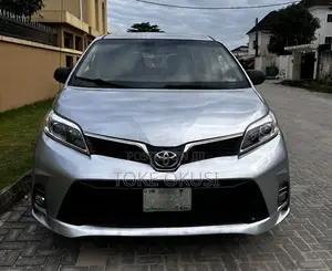 Toyota Sienna SE 8 Passenger 2011 Silver