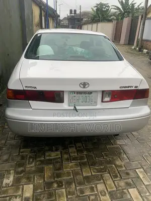 Toyota Camry LE 4dr Sedan (2.2L 4cyl 4A) 2001 White
