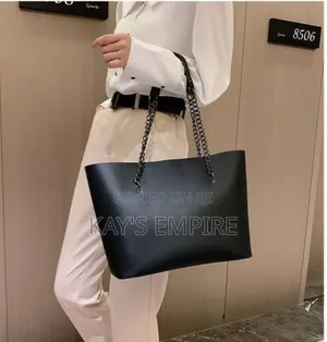 Minimalist Large Capacity Black Chain Tote