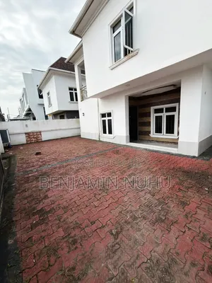 4bdrm Duplex in In A Secure Estate, Off Lekki-Epe Expressway for rent