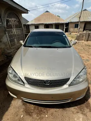 Toyota Camry LE 4dr Sedan (2.4L 4cyl 4A) 2004 Gold