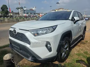 Toyota RAV4 2021 White