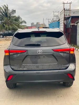 Toyota Highlander XLE 2022 Gray