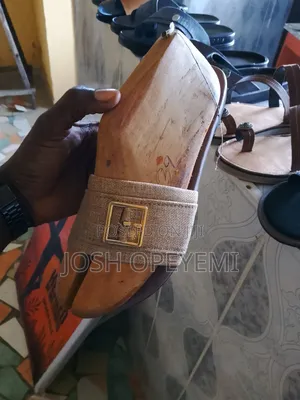 Raffia Slides