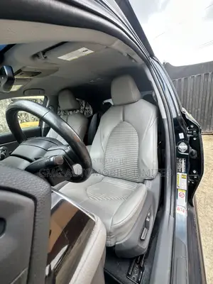 Toyota Camry SE FWD (2.5L 4cyl 8AM) 2018 Black