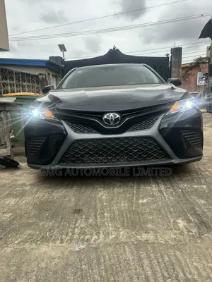 Toyota Camry SE FWD (2.5L 4cyl 8AM) 2018 Black