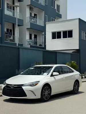 Toyota Camry SE w/Special Edition Pkg (2.5L 4cyl 6A) 2016 White