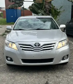Toyota Camry XLE V6 4dr Sedan (3.5L 6cyl 6A) 2011 Silver