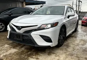Toyota Camry SE Nightshade FWD 2020 White