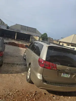 Toyota Sienna 2006 Gold