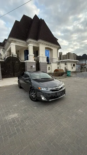 Toyota Camry XLE 4dr Sedan (2.5L 4cyl 6A) 2012 Gray