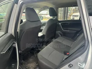 Toyota RAV4 LE 2025 Silver