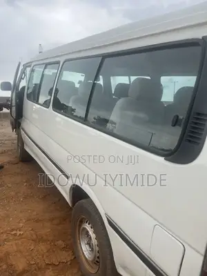 Bus 2007 White