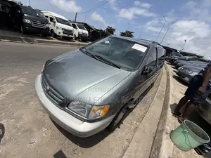 Toyota Sienna XLE & 1 hatch 2000 Gray