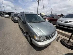 Toyota Sienna XLE & 1 hatch 2000 Gray