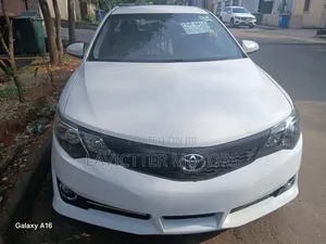 Toyota Camry SE 4dr Sedan (2.5L 4cyl 6A) 2014 White