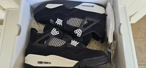 Air Jordan 4 Retro White Thunder.
