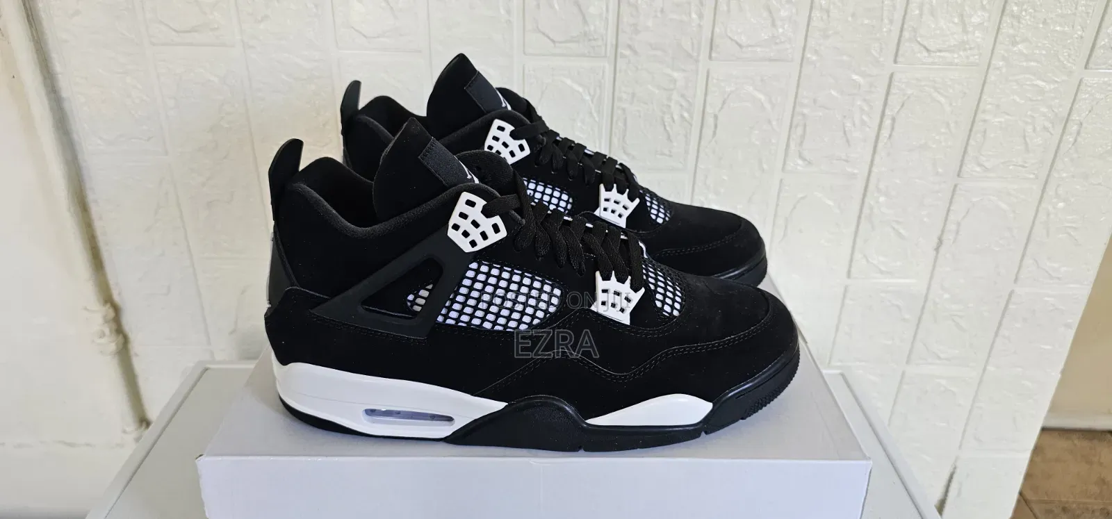 Air Jordan 4 Retro White Thunder.