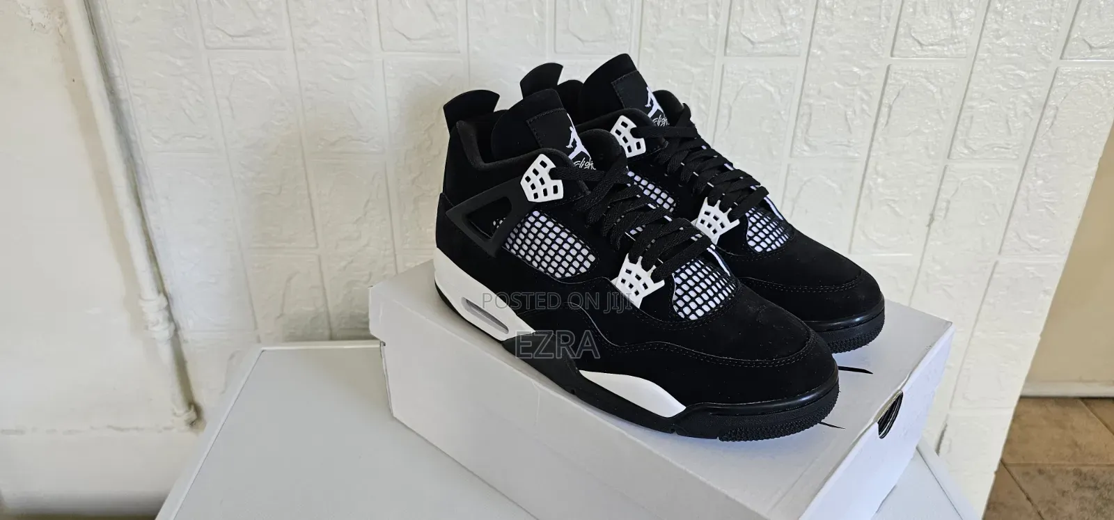 Air Jordan 4 Retro White Thunder.