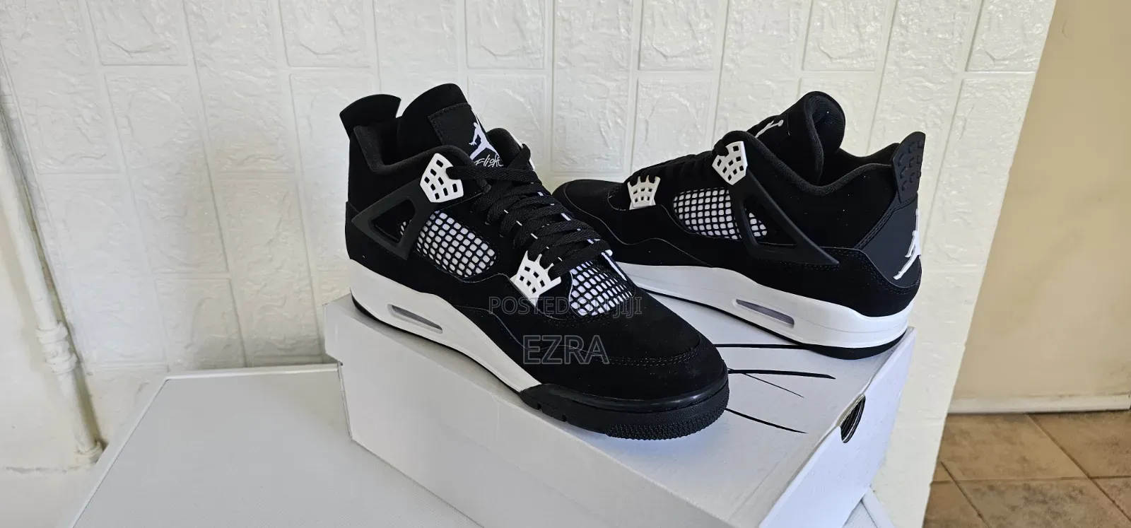 Air Jordan 4 Retro White Thunder.