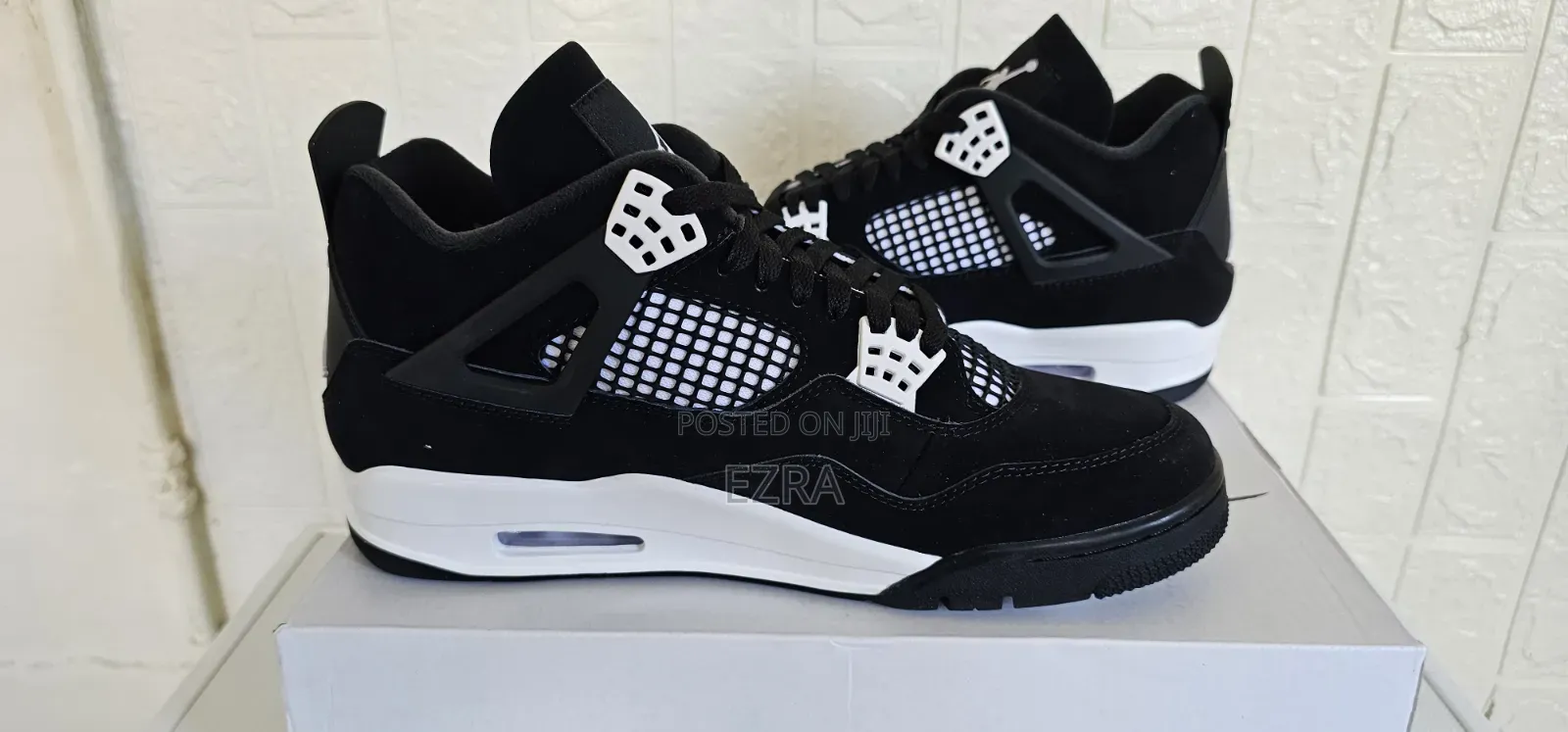 Air Jordan 4 Retro White Thunder.
