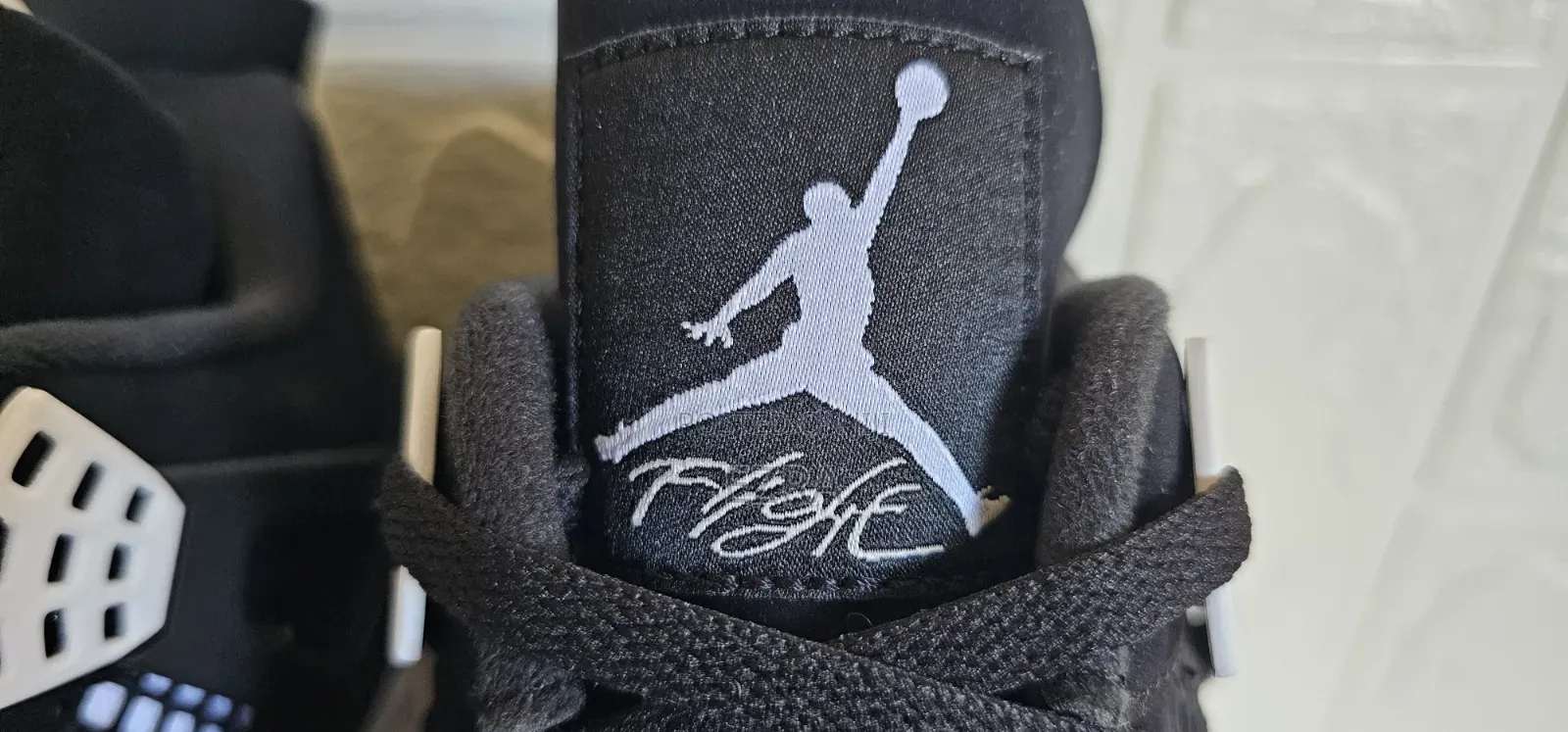 Air Jordan 4 Retro White Thunder.