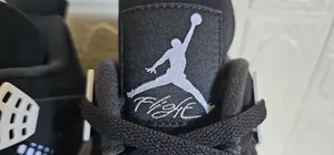Air Jordan 4 Retro White Thunder.