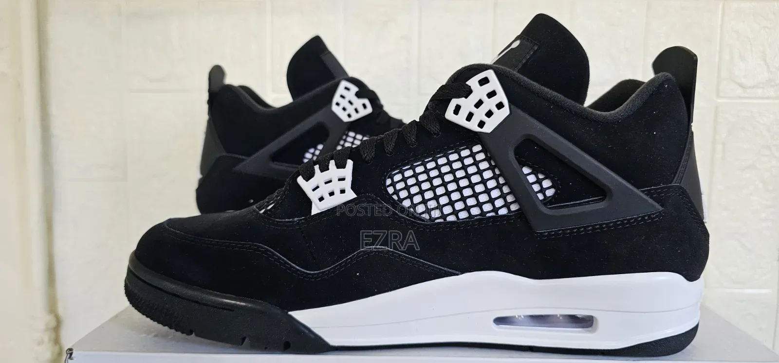 Air Jordan 4 Retro White Thunder.