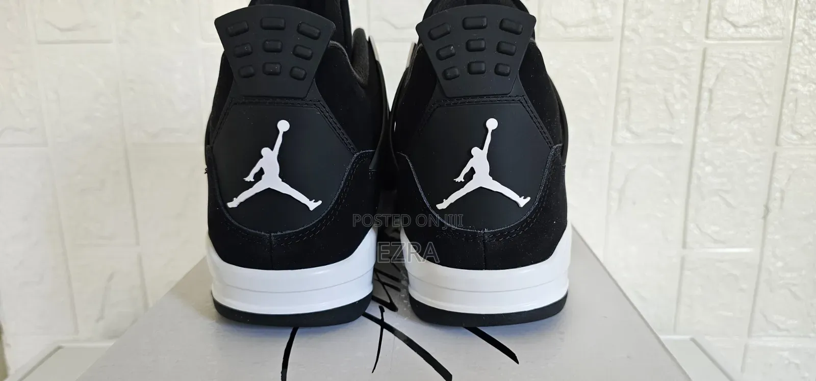 Air Jordan 4 Retro White Thunder.