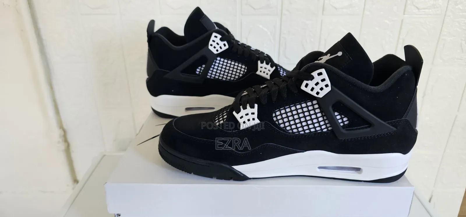 Air Jordan 4 Retro White Thunder.