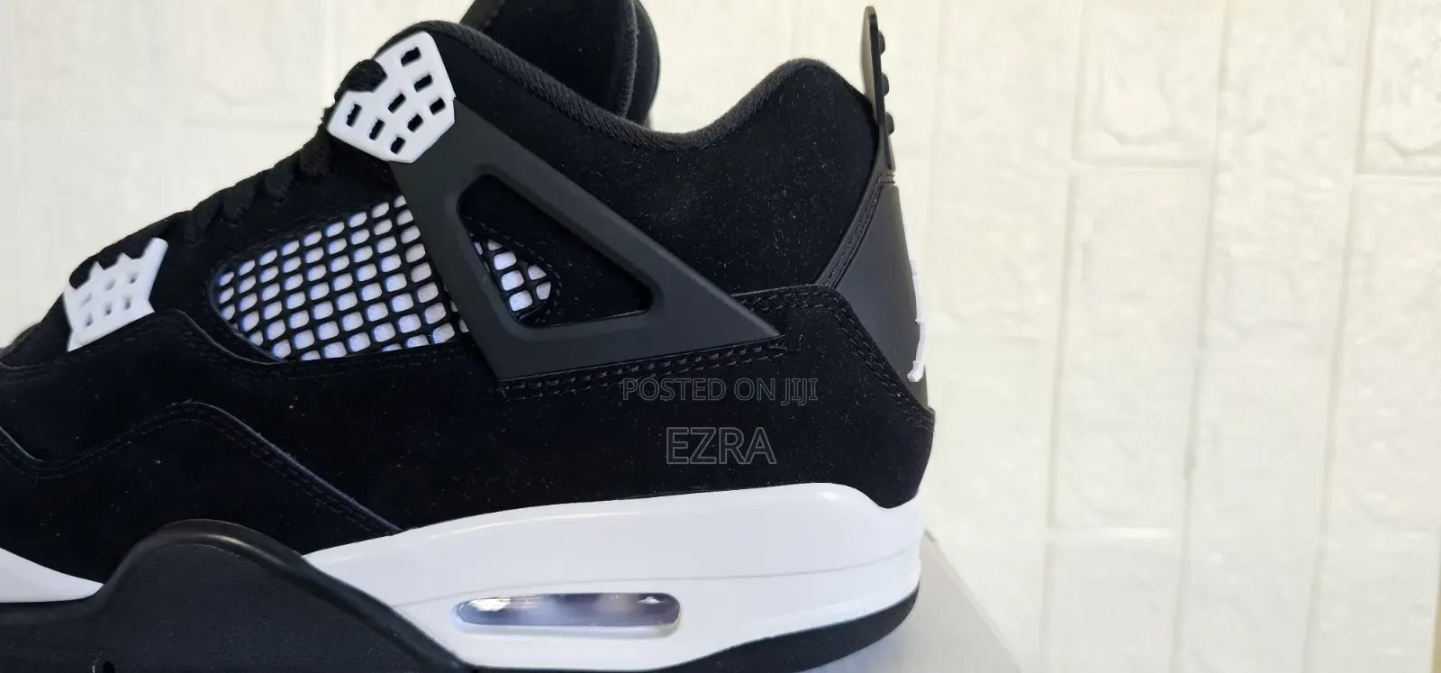 Air Jordan 4 Retro White Thunder.