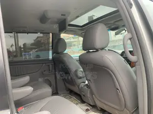 Toyota Sienna 2010 Silver