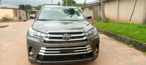 Toyota Highlander LE Plus 4x4 V6 (3.5L 6cyl 8A) 2018 Gray