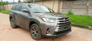 Toyota Highlander LE Plus 4x4 V6 (3.5L 6cyl 8A) 2018 Gray