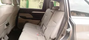 Toyota Highlander LE Plus 4x4 V6 (3.5L 6cyl 8A) 2018 Gray