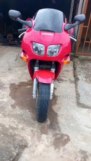 Honda VF 2002 Red